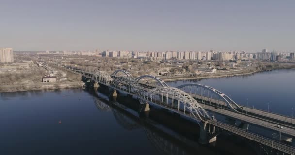 Letecký pohled v městském provozu na mostě. Darnitskiy most, Kyjev, Ukrajina