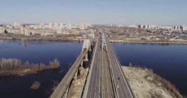 Köprüde havadan görünümü şehir trafik. Darnitskiy Köprüsü, Kiev, Ukrayna