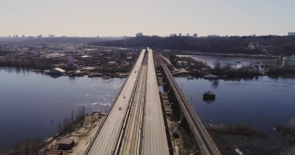 Köprüde havadan görünümü şehir trafik. Darnitskiy Köprüsü, Kiev, Ukrayna — Stok video