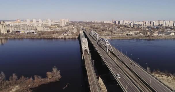 Вид с воздуха на городское движение на мосту. Дарницкий мост, Киев, Украина — стоковое видео