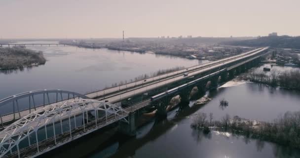 Vista aérea del tráfico de la ciudad en el puente. Puente Darnitskiy, Kiev, Ucrania — Vídeo de stock