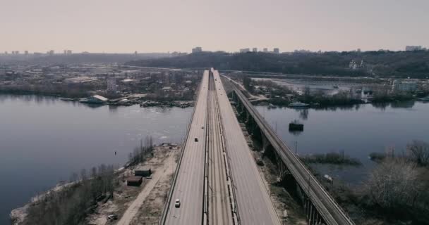 Vista aérea del tráfico de la ciudad en el puente. Puente Darnitskiy, Kiev, Ucrania — Vídeo de stock