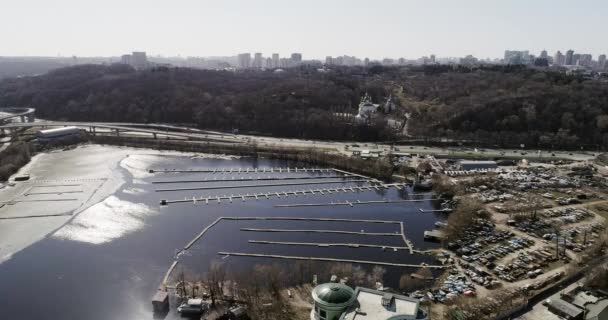 Lege haven voor boten in de stad van Kiev — Stockvideo