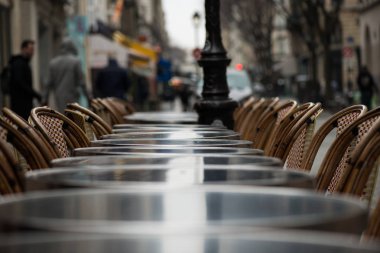 boş masa ve sandalye ile bir kafe teras sokak görünümü