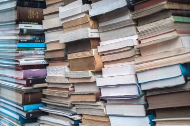 Kitap cam arkasında. Yakın çekim.