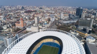 Havadan görünümü Kiev olimpik stadyum yukarıda. Kiev bussines ve sanayi şehir manzarası.