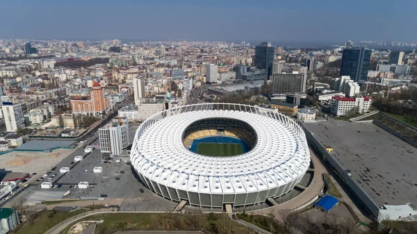 Вид с воздуха на Олимпийский стадион в Киеве. Киевские предприятия и промышленный ландшафт города . — стоковое фото