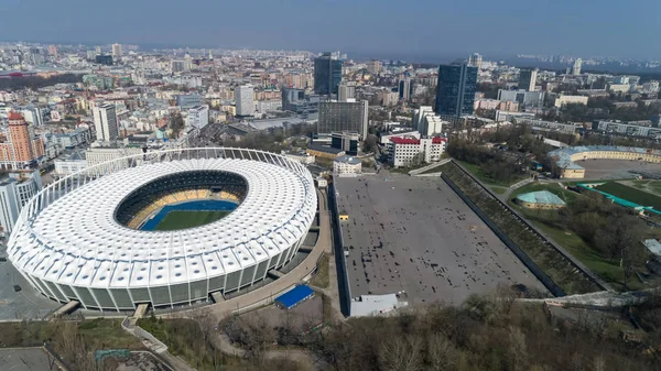 Вид с воздуха на Олимпийский стадион в Киеве. Киевские предприятия и промышленный ландшафт города . — стоковое фото