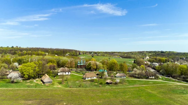 Vista aérea sobre a tradicional aldeia ucraniana na primavera, Pirogovo, KIev — Fotografia de Stock