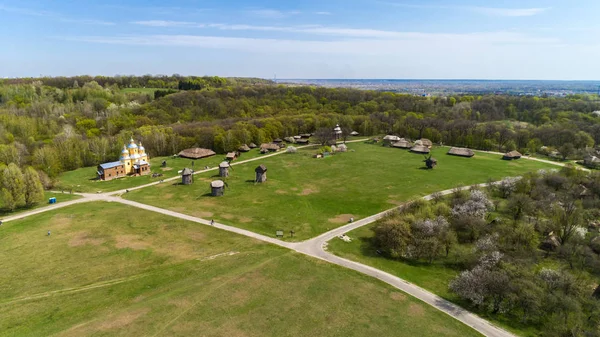 Vista aérea sobre a tradicional aldeia ucraniana na primavera, Pirogovo, KIev — Fotografia de Stock