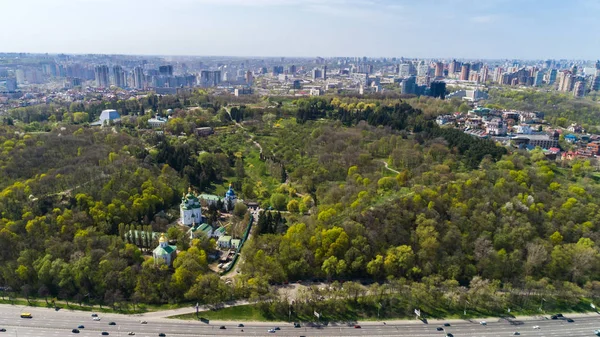 Вид с воздуха на бизнес и промышленный ландшафт Киева — стоковое фото