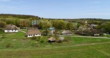Bahar, Pirogovo, Kiev geleneksel Ukrayna Köyü üzerinden havadan görünümü