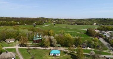 Bahar, Pirogovo, Kiev geleneksel Ukrayna Köyü üzerinden havadan görünümü
