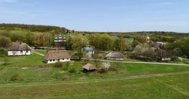 Flygfoto över traditionella ukrainska byn i våren, Pirogovo, Kiev — Stockvideo