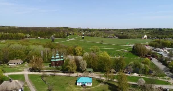 Vista aérea sobre a tradicional aldeia ucraniana na primavera, Pirogovo, KIev — Vídeo de Stock