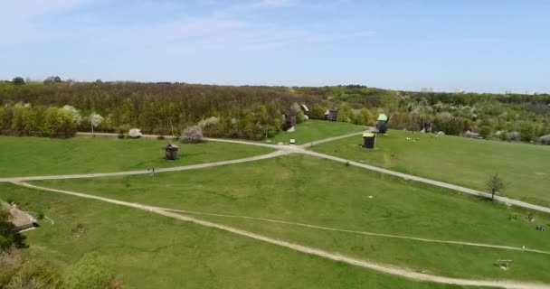 Vue aérienne sur le village ukrainien traditionnel au printemps, Pirogovo, KIev — Video