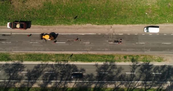 Vista aérea de la reparación de la carretera en la carretera — Vídeos de Stock