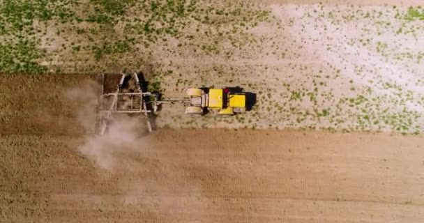 Aerial film av en traktor på ett fält. — Stockvideo