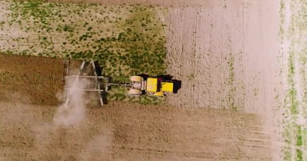 Luchtfoto beelden van een trekker op een veld. — Stockvideo