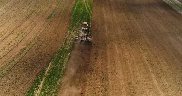 Images aériennes d'un tracteur sur un terrain . — Video