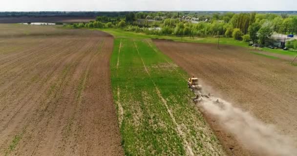 Imágenes aéreas de un tractor en un campo . — Vídeos de Stock