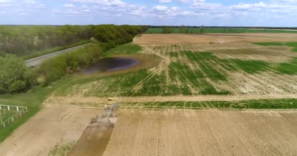 Aerial film av en traktor på ett fält. — Stockvideo