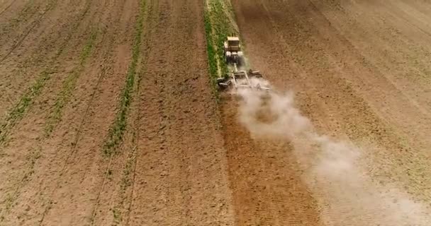Luchtfoto beelden van een trekker op een veld. — Stockvideo