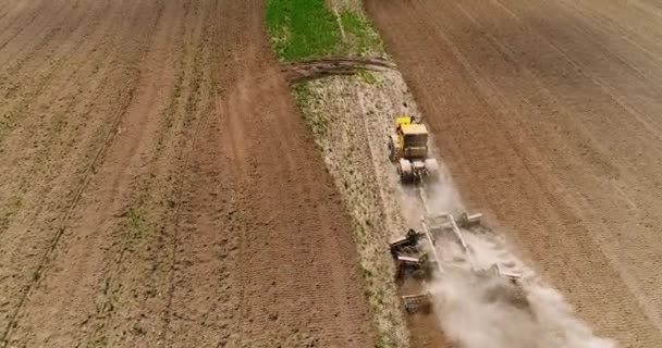 Повітряне зображення трактора на полі . — стокове відео