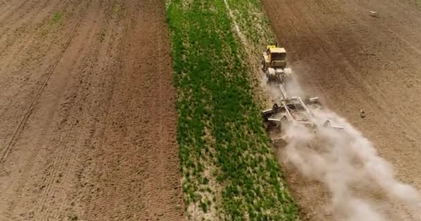 Images aériennes d'un tracteur sur un terrain . — Video