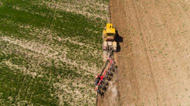 Bir tarladaki traktörün hava görüntüsü.