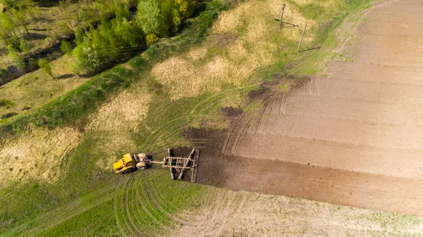 Vue aérienne d'un tracteur sur un champ. — Photo