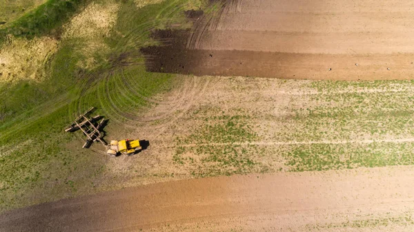 Vue aérienne d'un tracteur sur un champ. — Photo