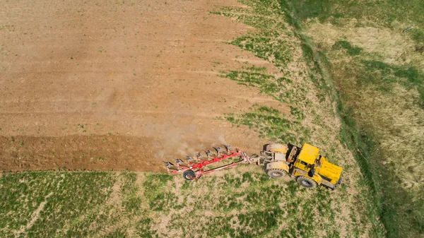 Vue aérienne d'un tracteur sur un champ. — Photo