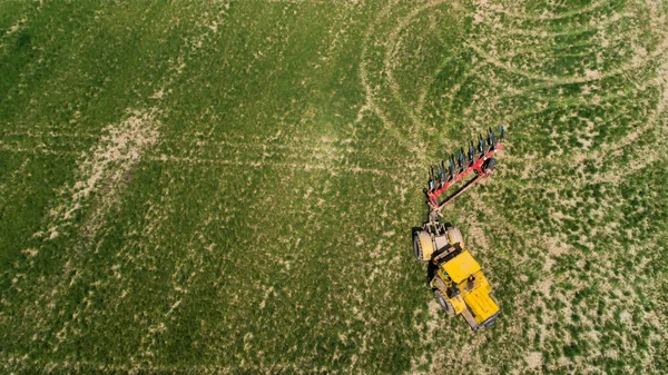 Воздушный вид трактора на поле. — стоковое фото