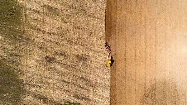 Flygfoto av en traktor på ett fält. — Stockfoto