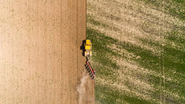 Vue aérienne d'un tracteur sur un champ. — Photo