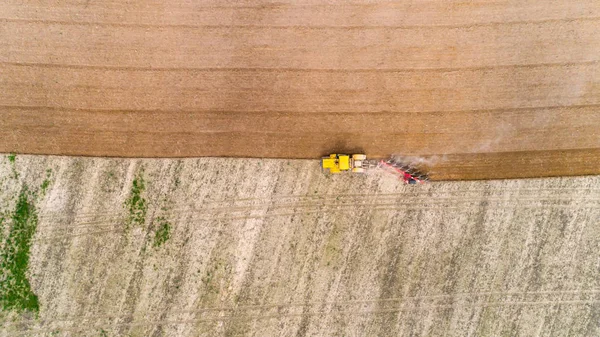 Bir tarladaki traktörün hava görüntüsü. — Stok fotoğraf
