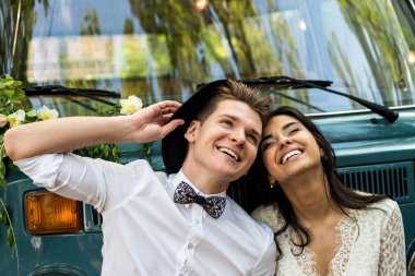 Retro-minibüs gülümseyen mutlu genç çift. Yakın çekim.