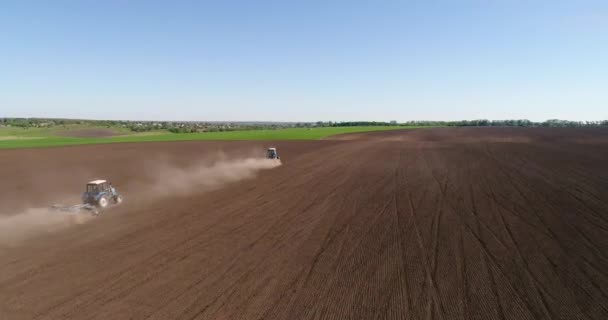 Images aériennes de deux tracteurs sur un terrain . — Video