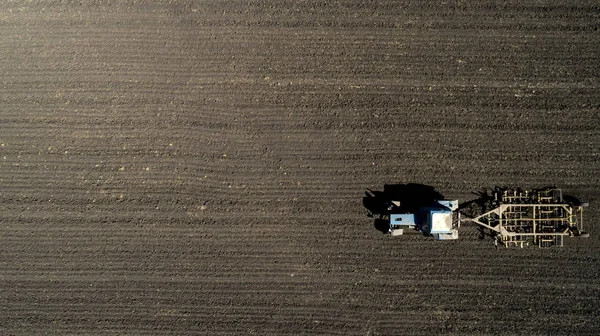 Flygfoto av en traktor på ett fält — Stockfoto