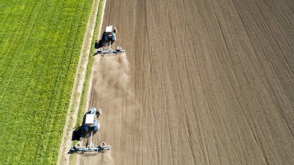 Luftaufnahme zweier Traktoren auf einem Feld — Stockfoto