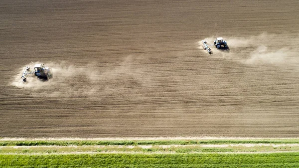 フィールドの 2 台のトラクターの空中写真 — ストック写真