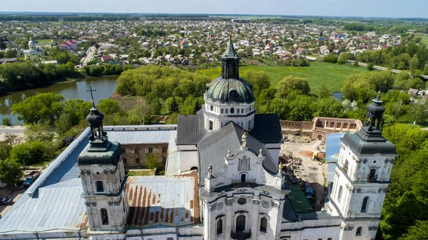 Vista aérea do Mosteiro dos Carmelitas nus em Berdichev, Ucrânia — Fotografia de Stock