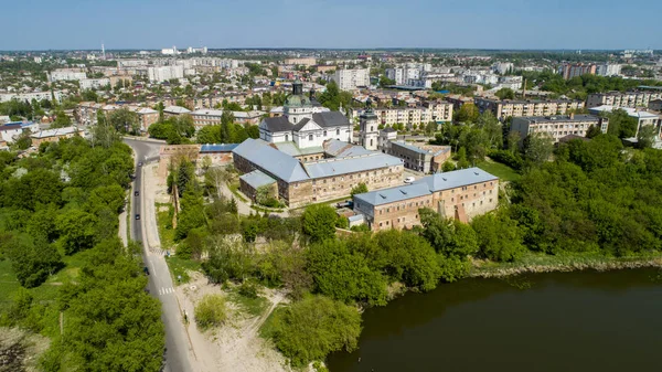 Вид с воздуха на монастырь голых кармелитов в Бердичеве, Украина — стоковое фото