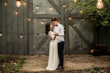 Neşeli mutlu genç çift ahır sarılma