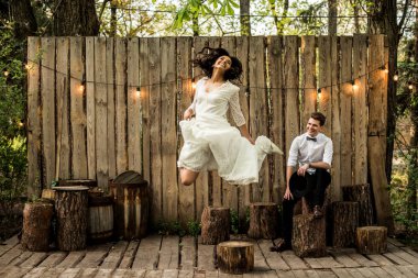 Neşeli mutlu genç çift ahşap yükleme yakınındaki eğlenin.