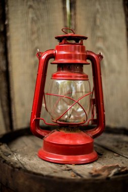 Eski retro vinatge tarzı dekorasyon öğesi kırmızı gaz yağı lambası ahşap duvar arka plan üzerinde