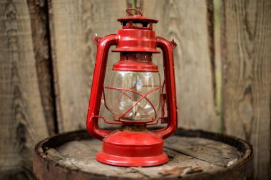 Eski retro vinatge tarzı dekorasyon öğesi kırmızı gaz yağı lambası ahşap duvar arka plan üzerinde