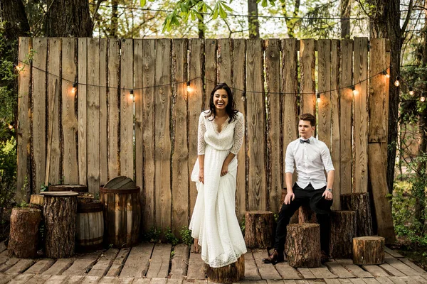 Neşeli mutlu genç çift ahşap yükleme yakınındaki eğlenin.