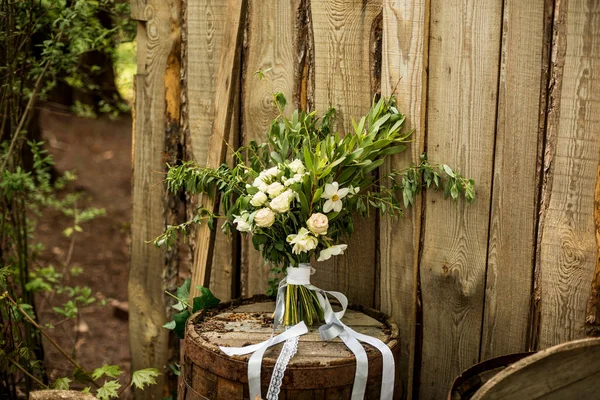 Ramo de boda de rosas blancas sobre un fondo de madera — Foto de Stock
